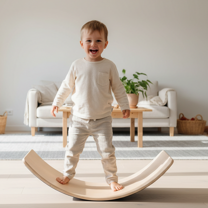 Kind balanceert in woonkamer