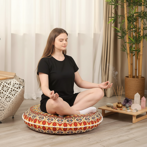 Meditatie in zen ruimte met bamboe